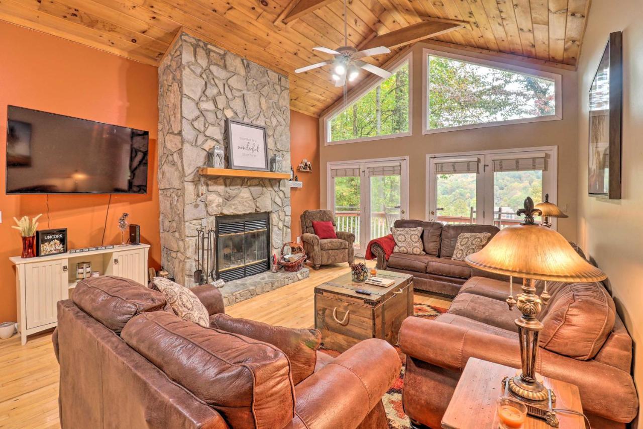 Rustic Red Cabin With Deck In Maggie Valley Club! 외부 사진