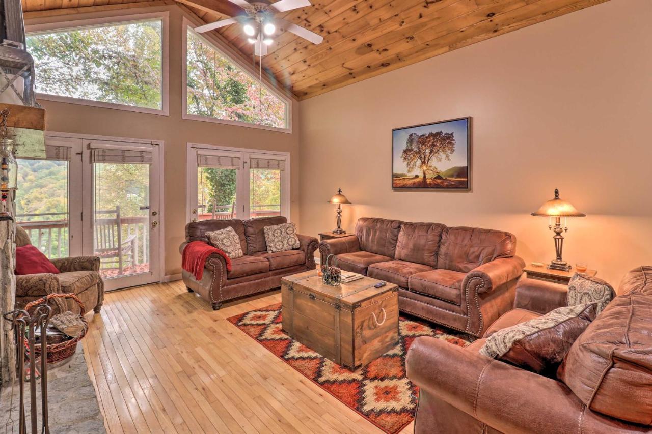 Rustic Red Cabin With Deck In Maggie Valley Club! 외부 사진