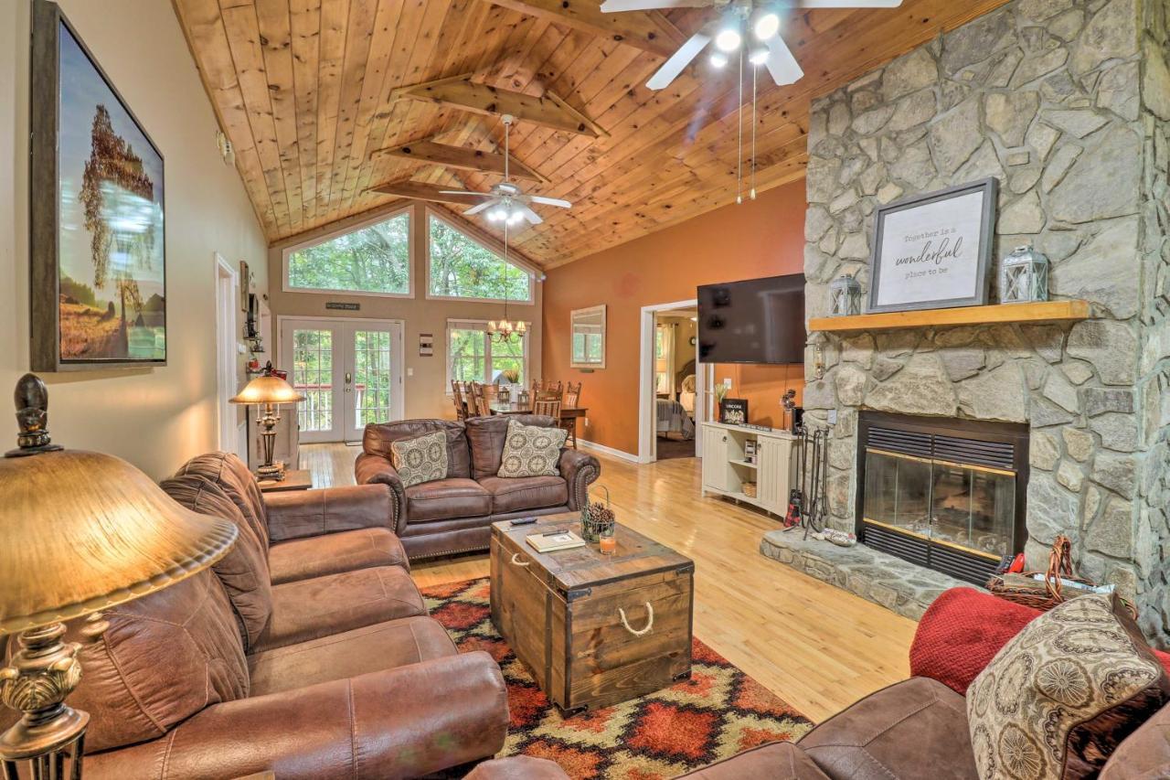 Rustic Red Cabin With Deck In Maggie Valley Club! 외부 사진
