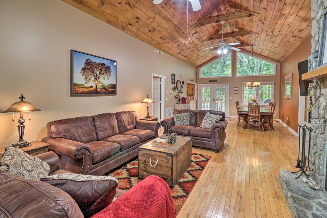 Rustic Red Cabin With Deck In Maggie Valley Club! 외부 사진